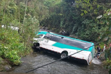 Un bus de servicio especial cayó al río Quindío cerca del puente El Molino en Salento