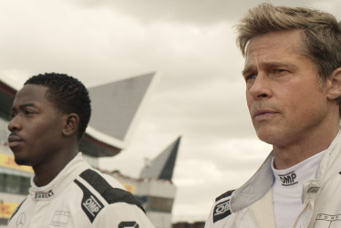 Los actores Brad Pitt (d) y Damson Idris (i), en una escena de la película 'F1' 