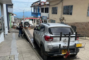 Las gruas se están haciendo muy presentes en el centro de Anserma.