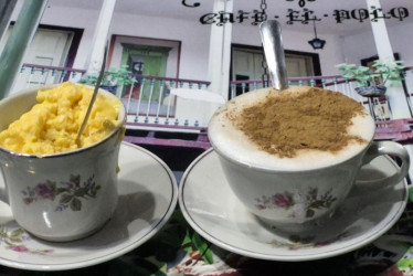 Huevos al vapor y macana, los productos característicos que se preparan en el Café El Polo.