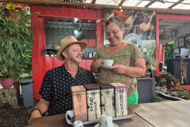 Miguel Ocampo y su esposa, Valeria Robledo, son los dueños y anfitriones de Café Roble, negocio en Santágueda, que ofrece diversos tipos de bebidas y a la vez es un aula de clase sobre la cultura cafetera de Caldas.  