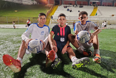 Bryan Julián Obando, Esteban Ortiz Ríos y Felipe Hernández, tres de los cuatro caldenses que se van a probar suerte en el fútbol ecuatoriano. Del Club Estudiantil de Villamaría van a Águilas de Santo Domingo.