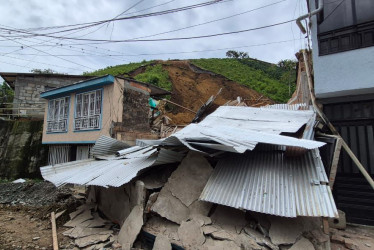  Se presentó un nuevo desprendimiento de tierra en el barrio San Carlos de Chinchiná. Cuatro casas resultaron afectadas. 