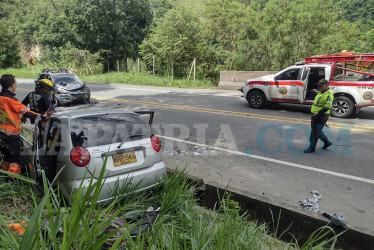 De acuerdo con el reporte de Bomberos, en el lugar murió el conductor de un carro.