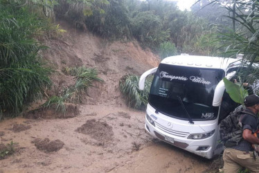 Un bus de servicio público de a la empresa Transportes Unión quedó atascado en el lodo.