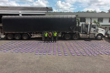 En el sector del Peaje Cerritos II, en Pereira, incautaron un camión, 312 kilos de clorhidrato de cocaína y dos celulares. 