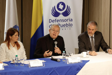 Monseñor Héctor Fabio Henao (c) habla durante una reunión este martes, en Bogotá (Colombia). Representantes de 21 países, la Unión Europea (UE), las Naciones Unidas (ONU), la Organización de Estados Americanos (OEA) y la Iglesia católica se sumaron a un compromiso para que en Colombia haya un proceso electoral libre y en paz en 2026, impulsado por la Defensoría del Pueblo.