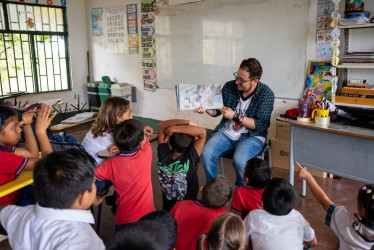 Roony, Sara y Danny, con la guía del profesor Camilo Gómez, crearon un proyecto que les da visibilidad nacional.