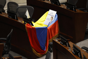 La curúl del senador Miguel Uribe Turbay cubierta con la bandera de Colombia este lunes, en Bogotá (Colombia). 