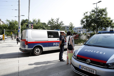 Agentes de policía montan guardia fuera de la escuela secundaria Dreierschutzengasse tras un tiroteo en Graz, Austria.