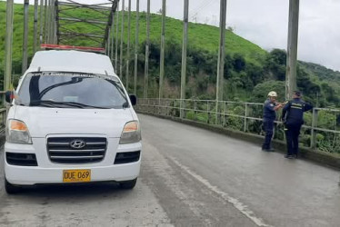 Miembros del Cuerpo de Bomberos de Supía y la Policía buscan a un hombre que cayó al río Cauca.