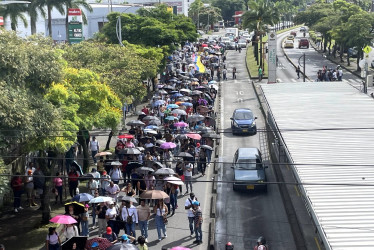 La Avenida Simón Bolívar en Dosquebradas se encuentra bloquedada por la marcha de los docentes, al igual que el viaducto con sentido a Pereira. 
