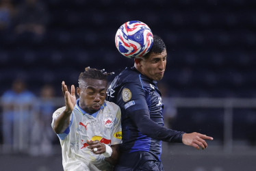 Bryan Oliván (d) de Pachuca disputa un balón con Nene Dorgeles de Salzburgo este miércoles