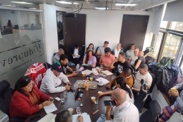 Foto I Cortesía Educal I LA PATRIA  Los sindicatos de maestros de Caldas, Quindío y Risaralda se tomaron, desde el martes 10 de junio del 2025, al sede de la Fidupervisora en busca de respuestas por una mejor atenci{on en salud.