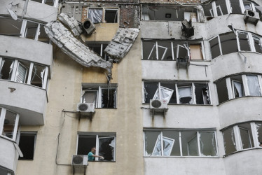 Numerosos impactos en diversas infraestructuras sacudieron ayer en la madrugada a Kiev. 