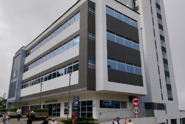 Esta es la sede de la EPS Sanitas en la Avenida Santander de Manizales.