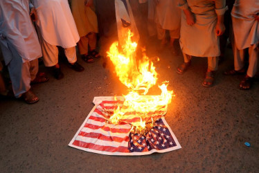 Bandera de Estados Unidos en llamas
