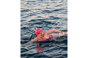 La nadadora de ultramaratón australiana Eva Buzo en un entrenamiento para nadar entre Italy y Albania el 8 de agosto de 2024.