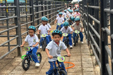 La Corporación Correcaminos entrega bicicletas para fomentar la actividad física. En Caldas ha tenido el apoyo de Asogans para llevar bicicletas a distintos rincones, al lomo de mulas y en hombros.