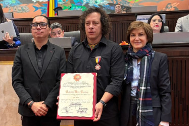 El fotoperiodista manizaleño Federico Ríos Escobar con la Orden de la Democracia Simón Bolívar que le entregó la Cámara de Representantes.