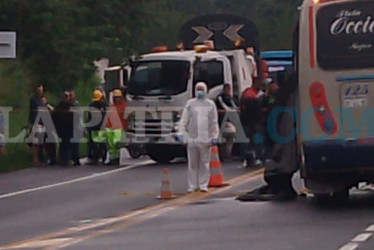 El ataque lo habrían perpetrado dos sujetos en moto, quienes le causaron la muerte instantánea al conductor.