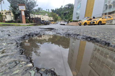 Daño en la calle 92, sobre la entrada a Oncólogos de Occidente.