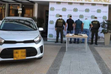Los tres señalados y el carro en el que huyeron.