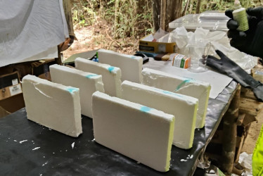 En el operativo fueron incautados 643 kilos de clorhidrato de cocaína, además de insumos químicos, armas y elementos para la fabricación de explosivos