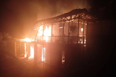 Las autoridades investigan las causas de la conflagración que acabó con una vivienda.