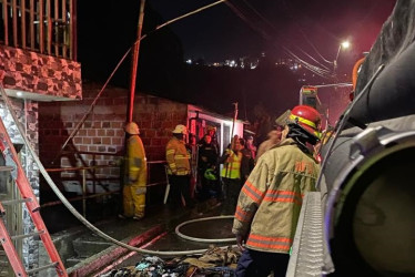 La rápida reacción de los bomberos evitó que las llamas se propagaran. Se siguen investigando las causas.
