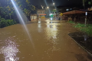 Esta vía en Viterbo quedó inundada tras el desbordamiento de la quebrada Mellizo. 