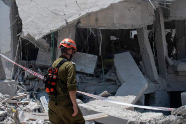 Dos personas murieron y al menos 19 resultaron heridas en un vecindario de Rishon Lezion, al sur de Tel Aviv, debido al impacto de un misil lanzado desde Irán la madrugada de este sábado. 