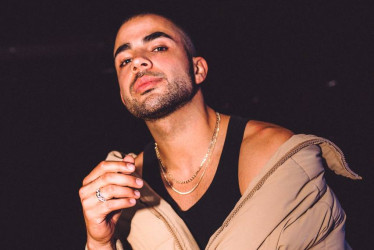 Juan Palau, actor y cantante, lanza su nuevo tema "Secretos".