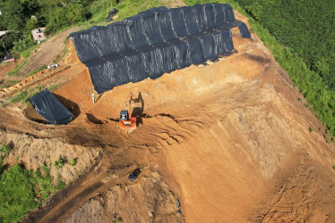 Se adelanta la remoción controlada de masa de tierra en la parte alta del barrio Funvascar de Chinchiná, donde el 2 de junio un deslizamiento puso en riesgo a 52 familias y colapsó 10 viviendas.