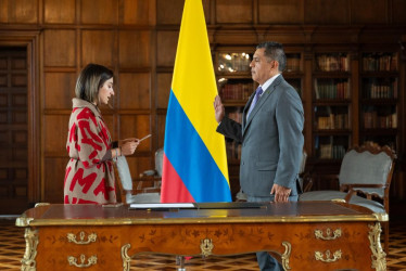 Laura Sarabia posesionó a Joge Iván Ospinal como embajador de Colombia en Palestina.