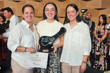 Laura Vargas Rincón (centro) carga la bandola que la destaca como la ganadora del Gran Premio Mono Núñez. En la imagen acompañada de Lina Brito (piano) y Elizabeth Castañeda (percusión), quienes estuvieron en la edición 51 del Festival.