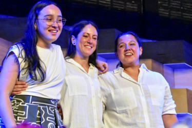 Laura Vargas acompañada de Elizabeth Castañeda y Lina Brito, luego de recibir el Gran Mono Núñez.