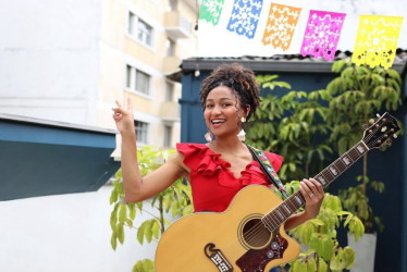 La cantante Lorena Uzuriaga lanzó su nueva creación musical disponible en plataformas 