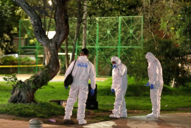 Integrantes de la Dirección de Investigación Criminal e Interpol (DIJIN) llegan a la zona donde se presentó el atentado contra el senador Miguel Uribe Turbay en Bogotá