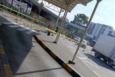 Un grupo de la policía antiexplosivos se dirigió hasta la terminal de transportes de Pereira para verificar que se trataba de una falsa alarma. 