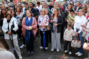 Unas 200 personas llegaron a la Torre de El Cable, en Manizales, para orar por la salud y recuperación del senador y precandidato presidencial, Miguel Uribe Turbay, quién sufrió un atentado en Bogotá el pasado sábado durante en encontró político.