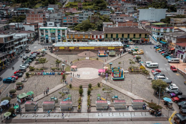 El parque principal de Manzanares está cerrado para tráfico de vehículos y el parqueo no está permitido. 