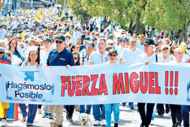 Esta es una imagen del acompañamiento que tuvo en Manizales Miguel Uribe Turbay este domingo (15 de junio) en la Marcha del Silencio en rechazo a su atentado y a los actos violentos que han ocurrido en otras regiones del país. 