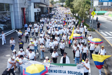 Así se vio la Avenida Santander de Manizales con las personas que asistieron a la Gran Marcha del Silencio, en rechazo al atentado que sufrió Miguel Uribe Turbay.