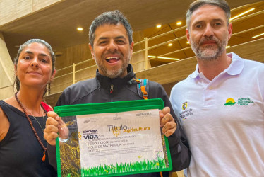 Maximiliano Genes, de la vereda San Peregrino del corregimiento Panorama, celebró la adquisición de su título, pues para él es vital poder hacer uso de su tierra para iniciar sus procesos productivos. En la imagen acompañado de una familiar y de Julián Echeverry Rincón, coordinador de la Agencia Nacional de Tierras (ANT) en Caldas 