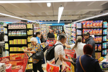 Decenas de personas llegaron a la inauguración del nuevo punto de Mercaldas en Manizales.