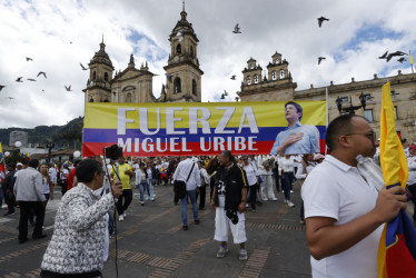 Personas se manifiestaron con carteles y banderas durante la "Marcha del silencio" el pasado domingo. 
