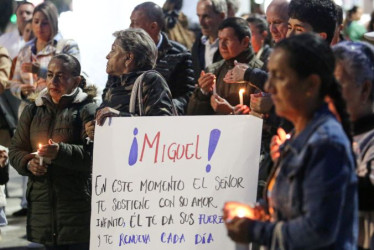 Velas y pancartas con mensajes alusivos a la recuperación del precandidato presidencial Miguel Uribe Turbay se han visto durante las jornadas de oración que se han realizado en Manizales. 