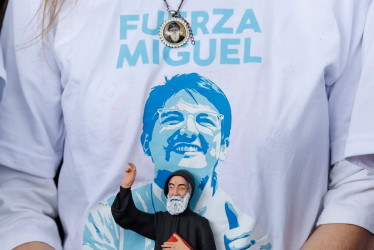 Varios militantes del Centro Democrático, acompañados por la comunidad, participaron de la celebración de una eucaristía en el templo de Santa Bárbara.
