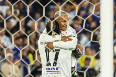 Micahel Barrios celebra con Dayro Moreno la anotación del primer gol del Once Caldas en El Campín, en el empate 2-2 ante Millonarios.